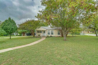 Building Photo - Charming 3 Bedroom Home on Corner Lot