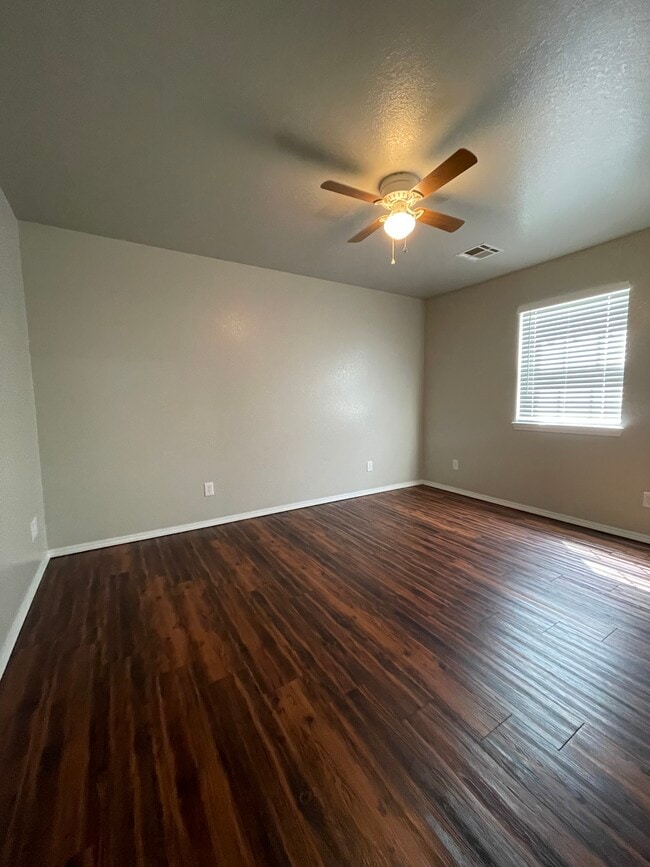 Building Photo - 1122 Oak Ln