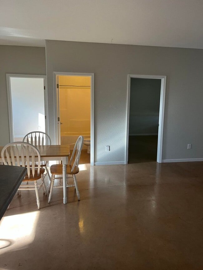 Building Photo - 625 State Rte W