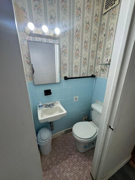 Half bathroom - 1470 Needham Ave