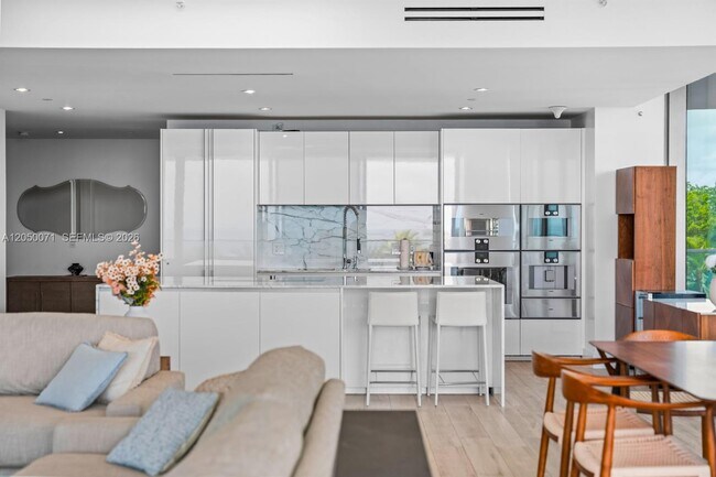 Building Photo - 10203 Collins Ave