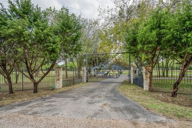 Building Photo - Gated Entry 5 bedroom, 3.5 Bath Home on 16...