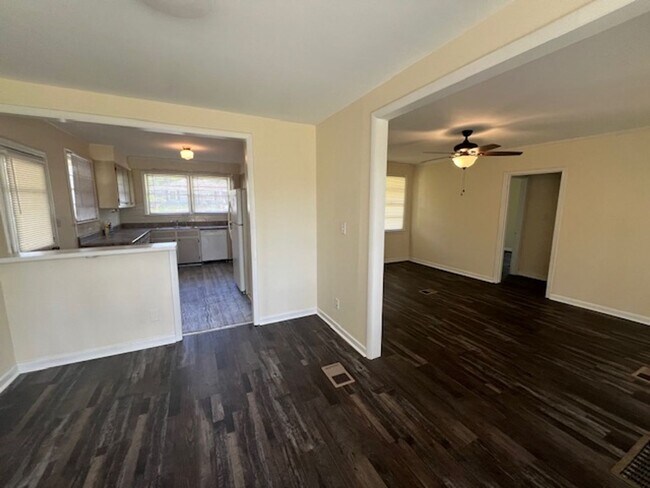 Building Photo - 2 Bedroom House - Walk to VSU!