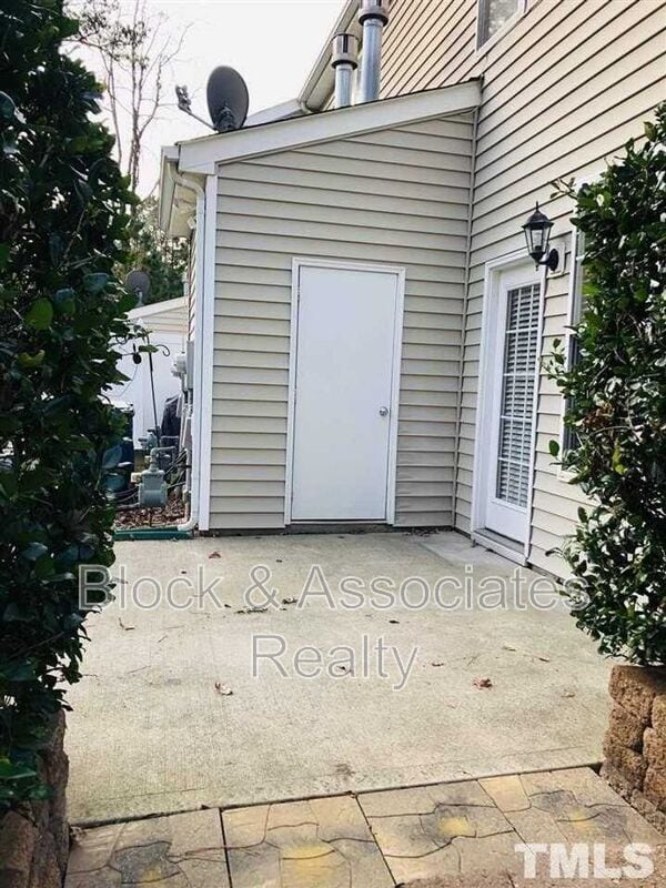 Building Photo - 8982 Camden Park Dr