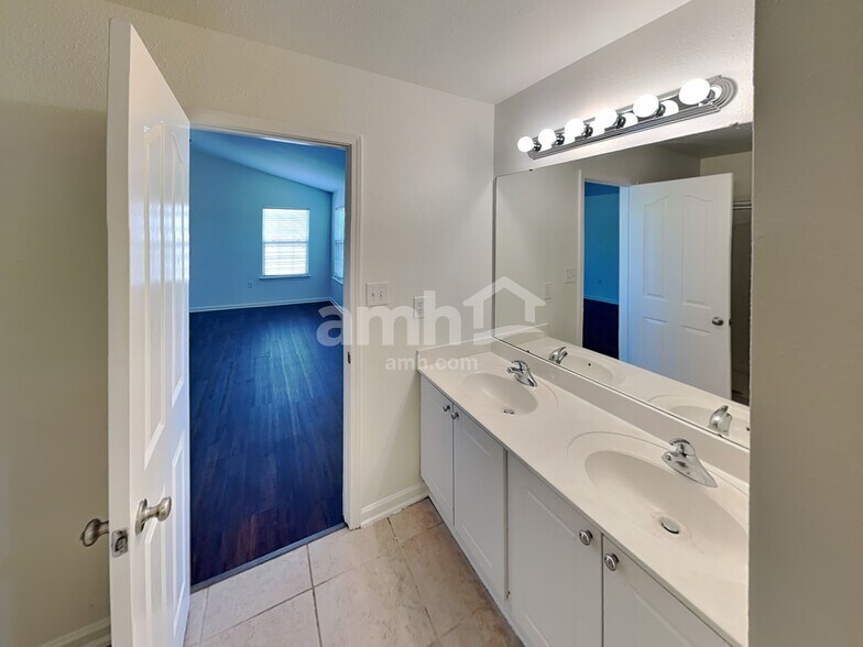 Building Photo - 14718 Watertrace Dr