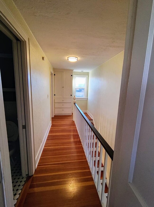 Building Photo - Beautiful Three Story Townhome With Full B...