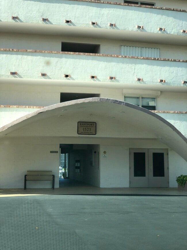 Building Photo - 1523 E Hillsboro Blvd