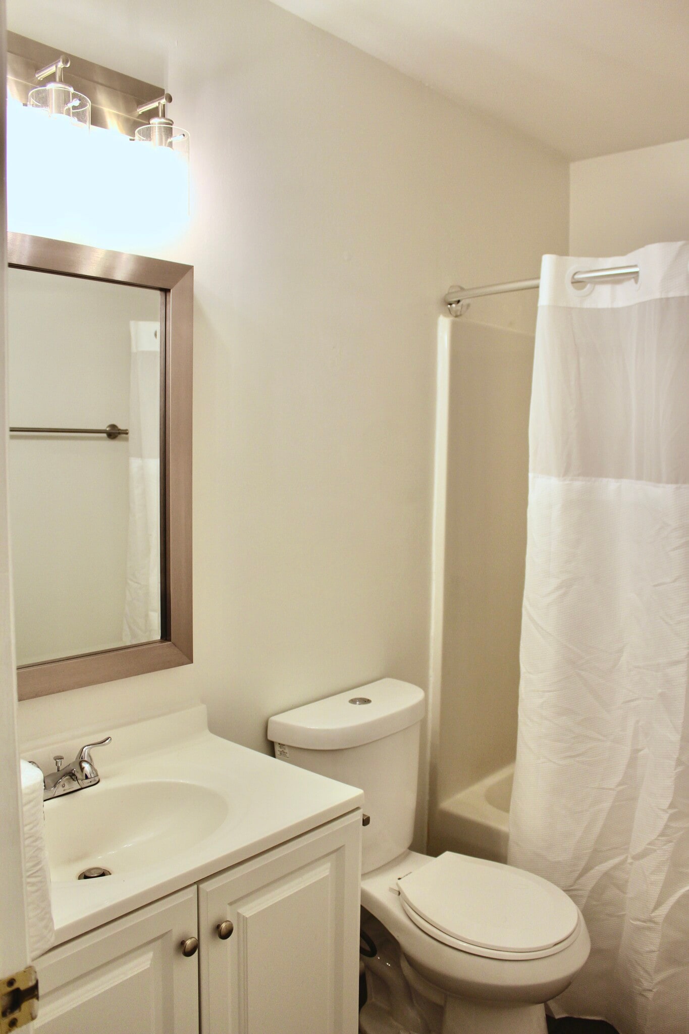 Full bathroom - 8212 S Lowell Rd