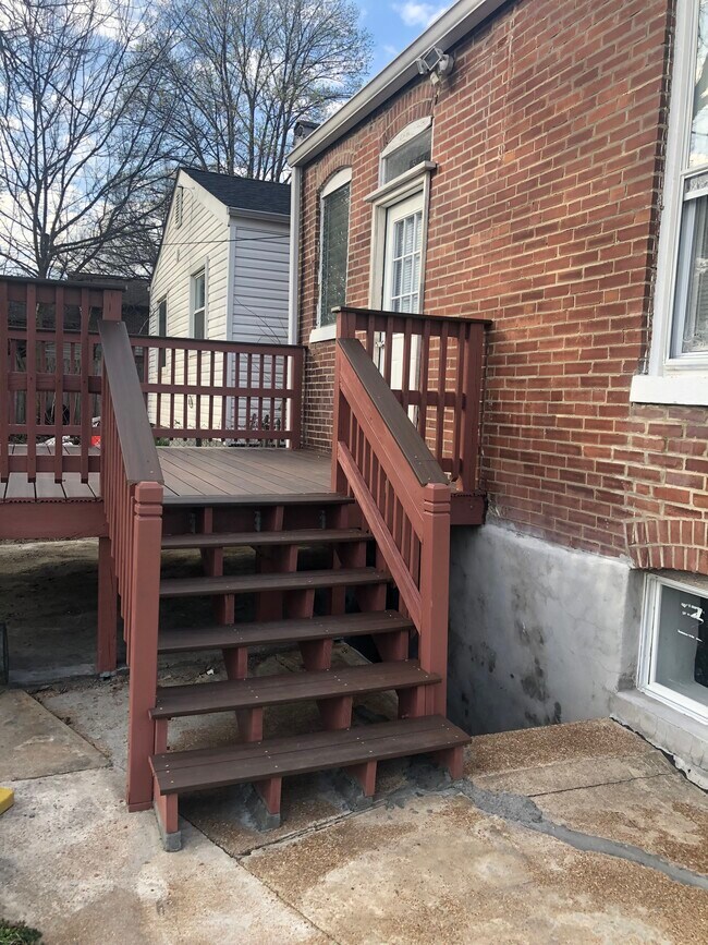 Deck - 4934 Hummelsheim Ave