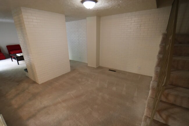 Building Photo - 4 Bedroom 3.5 Bathroom Townhome in Provo!