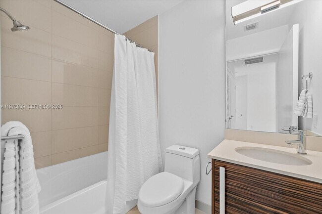 Building Photo - 2020 N Bayshore Dr