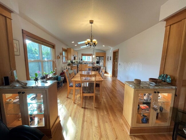 Building Photo - 4834 SE Kelly St