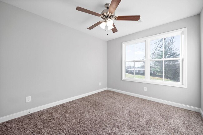 Building Photo - 5 Bedroom Home For Rent in St. Bethlehem Area!