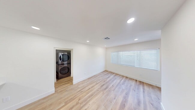 Building Photo - Newly Renovated 5 bedroom house! (Lease ou...