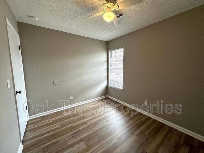 Building Photo - 401 Converse Ct