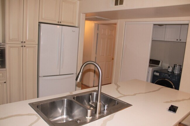 Building Photo - Nice 1000 SF Townhouse for rent in gated c...