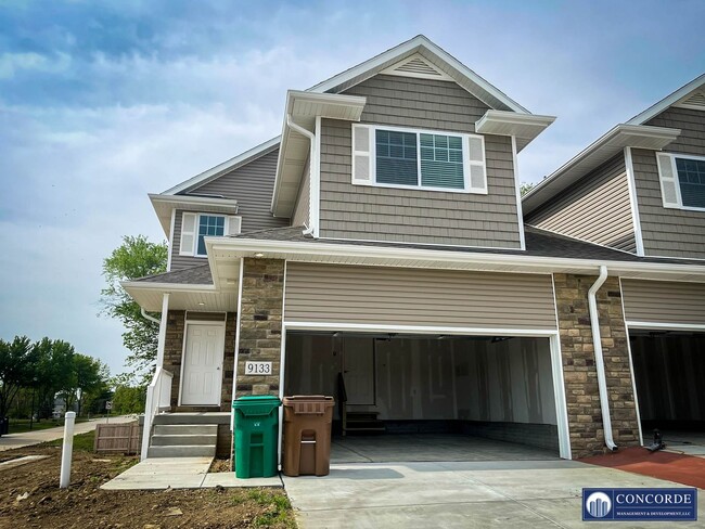 Building Photo - Luxurious Townhome with Stunning Design, E...