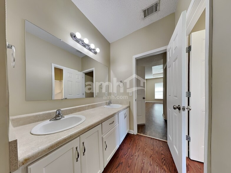 Building Photo - 171 Arbor Village Dr