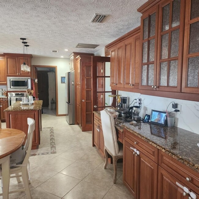 Building Photo - 6101 Palmetto Dr