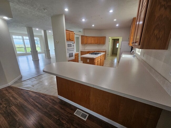 Building Photo - Spacious Home on 5 Acres For Rent!