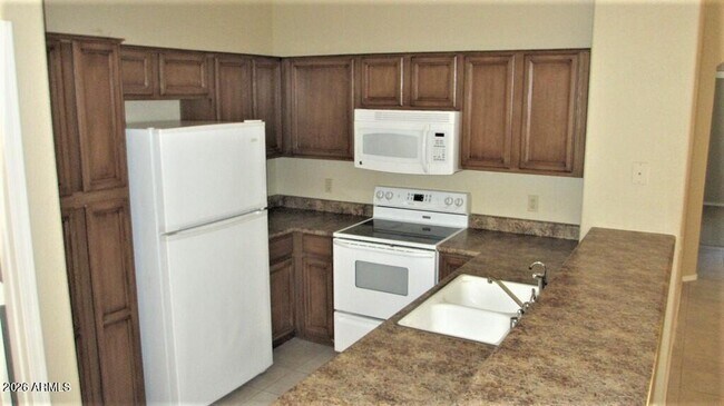 Building Photo - 2471 W Hemlock Way