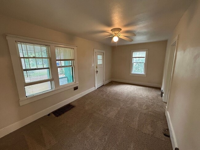 Building Photo - Charming 2 bedroom 1 bath home!