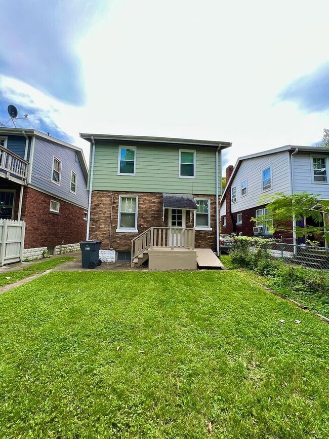 Building Photo - Adorable Dayton KY Craftsman Home!