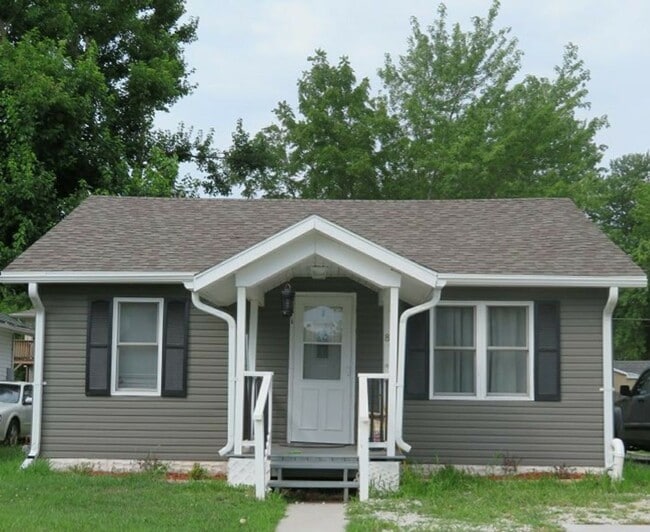 Primary Photo - 2-bedroom 1.5 bath house