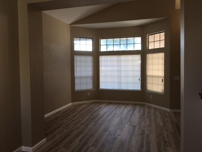 Building Photo - Large two story near the mall!