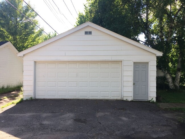 Building Photo - 4-bedroom 1 Bath Single-Family Home Near D...