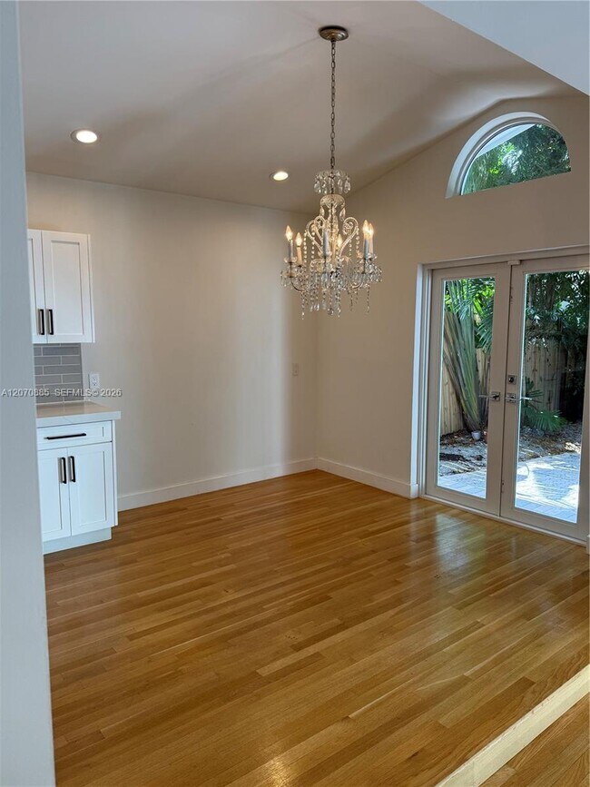 Building Photo - 3865 Poinciana Ave