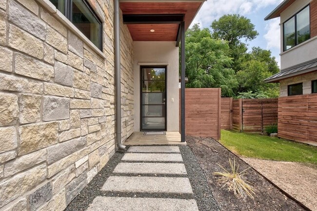 Building Photo - 809 Bouldin Ave