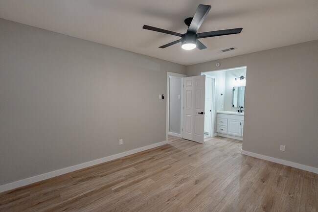 Building Photo - 2027 Lucerne Cir