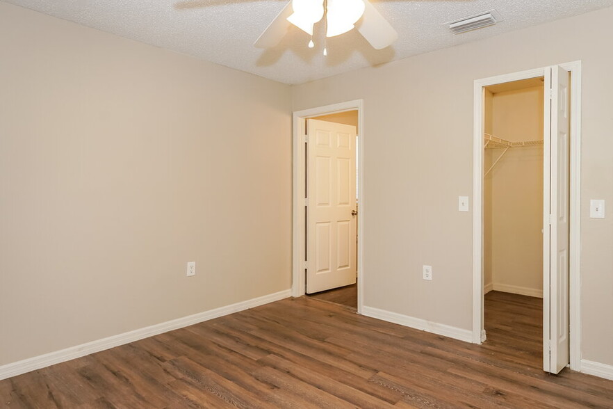 Building Photo - 3164 Covington Dr N