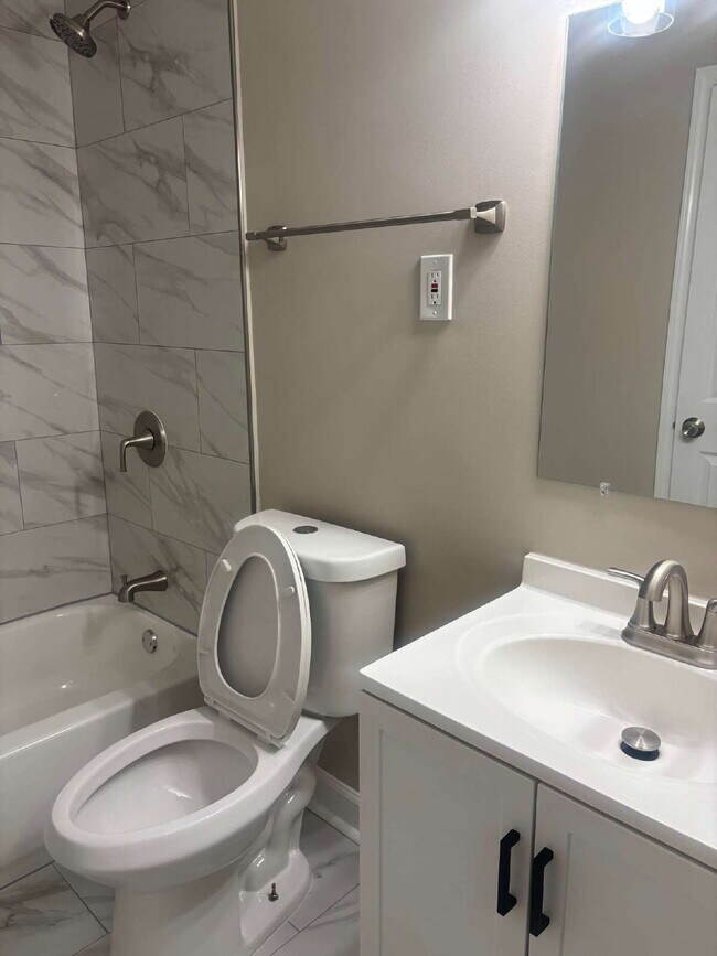 Building Photo - "Charming 3-Bed, 2-Bath Haven on Range Line Road – Your Memphis Retreat Awaits!"