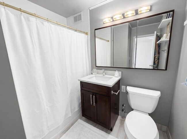 Building Photo - 1460 N Sandburg Terrace