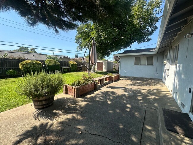 Building Photo - 4 Bedroom 2 Bathroom Home with Landscaped ...