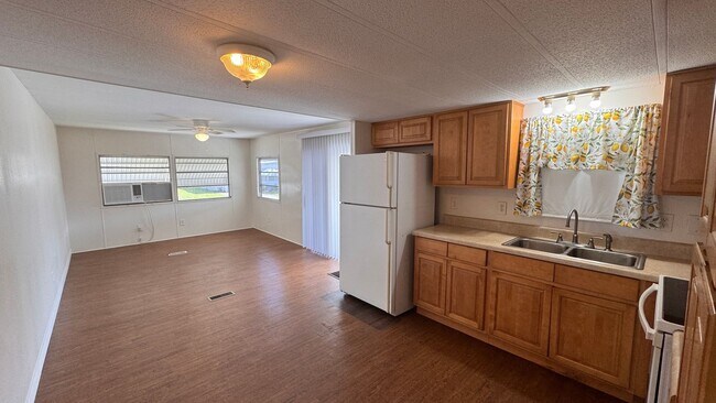 Building Photo - The Shire Mobile Home NE Palm Bay FOR RENT!