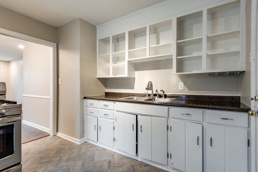 Building Photo - 2204 Rosehaven Dr