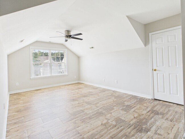 Building Photo - Charming 5-Bedroom 2.5 Bathroom Home locat...