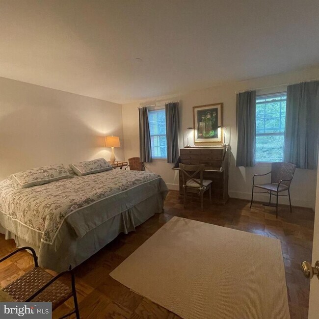 Building Photo - Wesley Heights Beautiful Fully Furnished 2 Bed, Two and a Half Bath