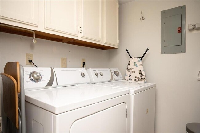 Building Photo - 23 Middleton Ct