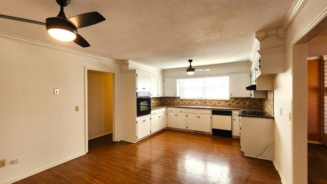 Building Photo - Beautiful 3 Bed 2 Bath Corner Lot