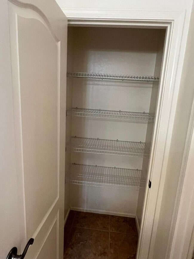 Building Photo - 4-bedroom and loft in the Willows with com...