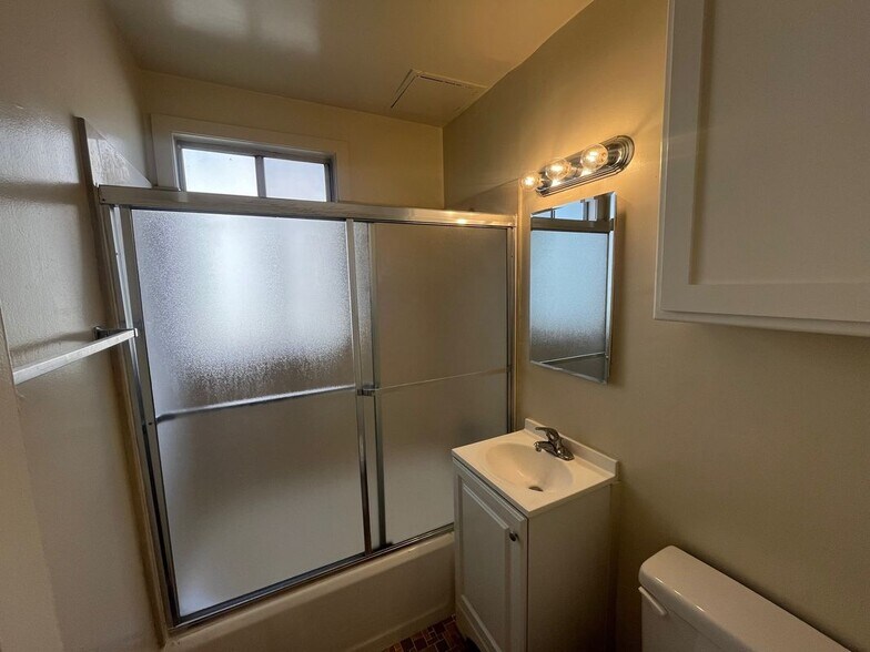 Building Photo - 132 N Maple St