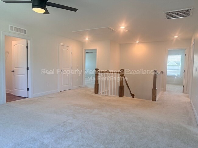 Building Photo - 16 Clear Creek Cir