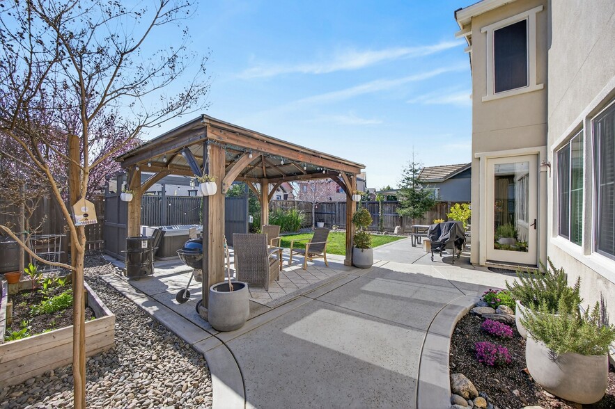 Building Photo - 450 Syracuse Ln