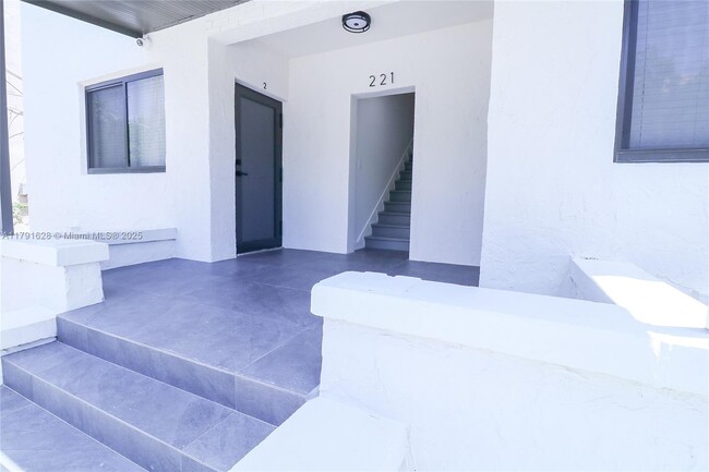 Building Photo - 221 SW 11th Ave