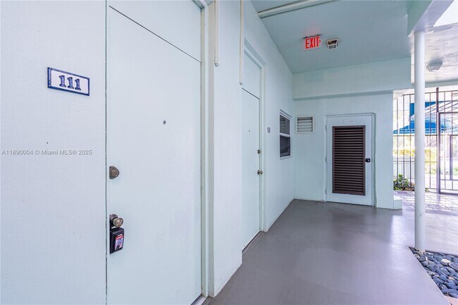 Building Photo - 2539 S Bayshore Dr