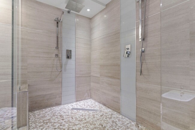 Building Photo - 6061 Collins Ave
